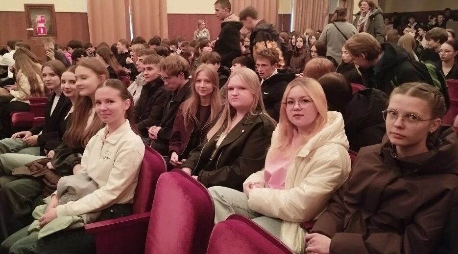 Гордеевские школьники посетили спектакль «Не покидай меня»