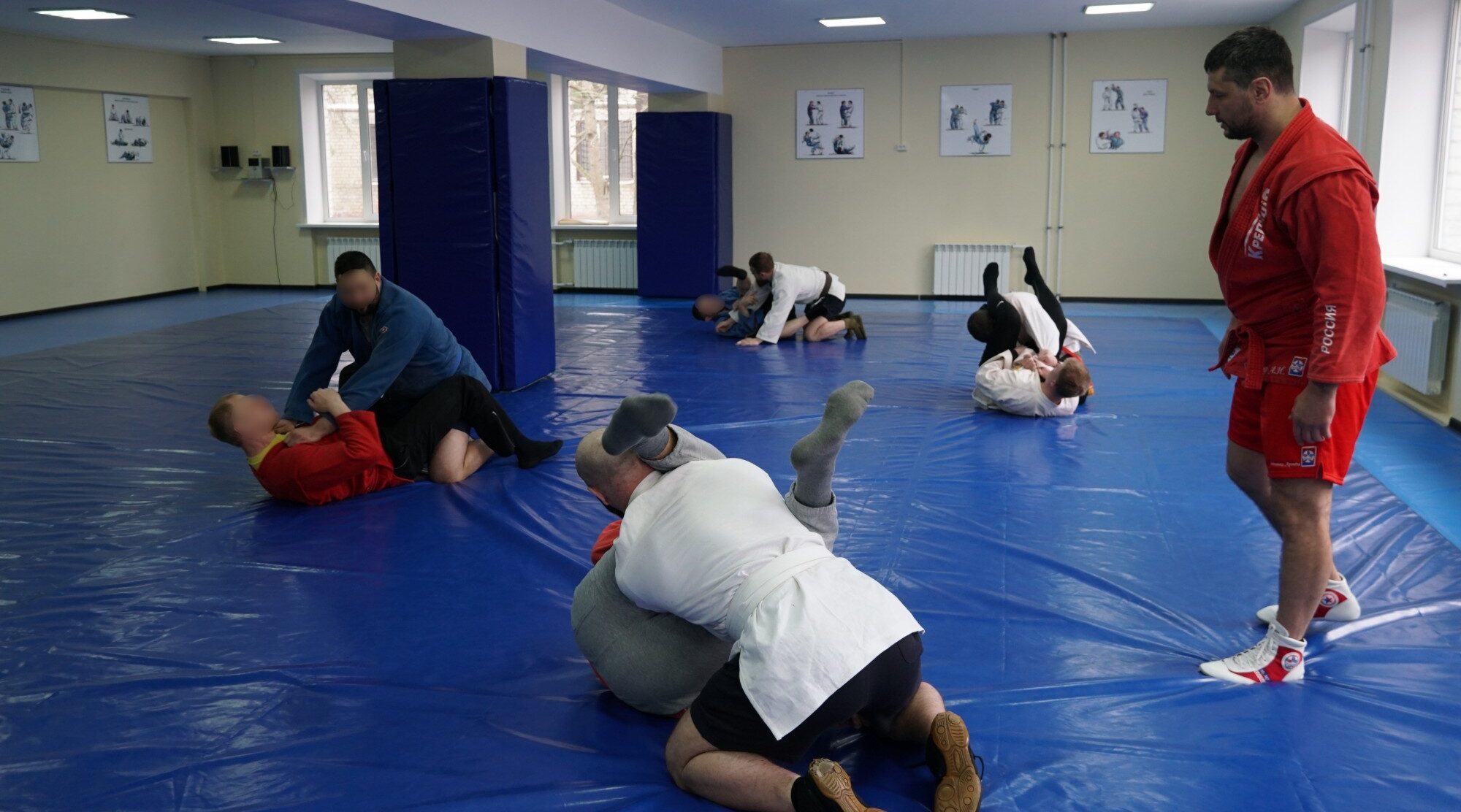 Чемпион мира по самбо Артем Осипенко провёл мастер-класс для росгвардейцев в Брянске