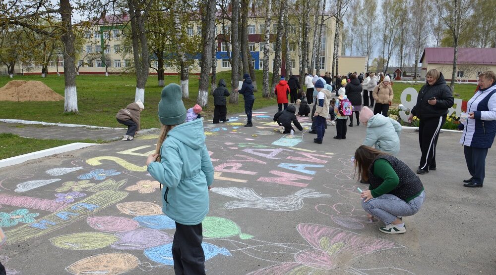 В школах Гордеевского района прошёл яркий конкурс рисунков на асфальте