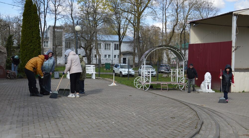 Высекали  кустарник, белили деревья …