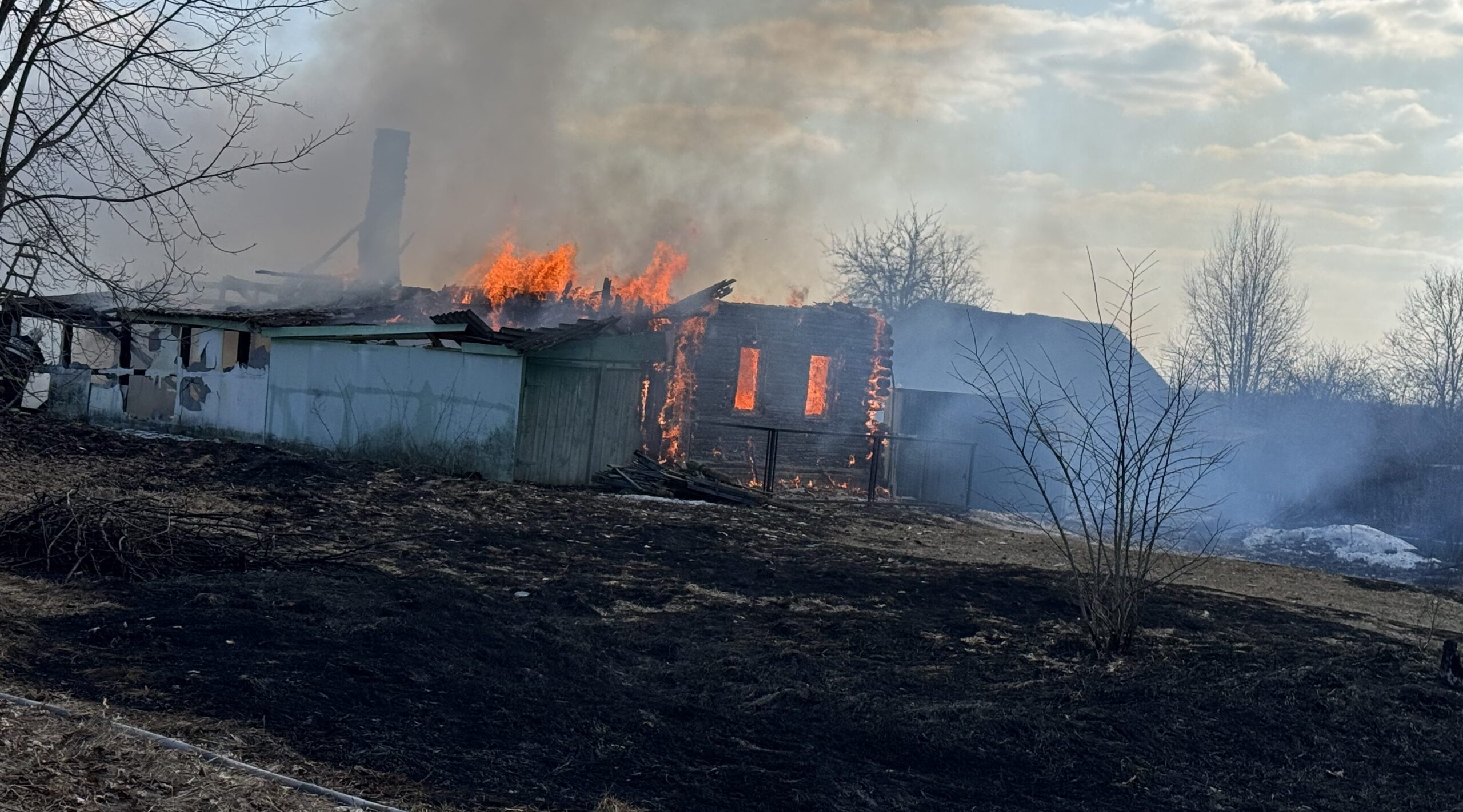 Сжигание травы у дома может оставить вас и ваших соседей без жилья
