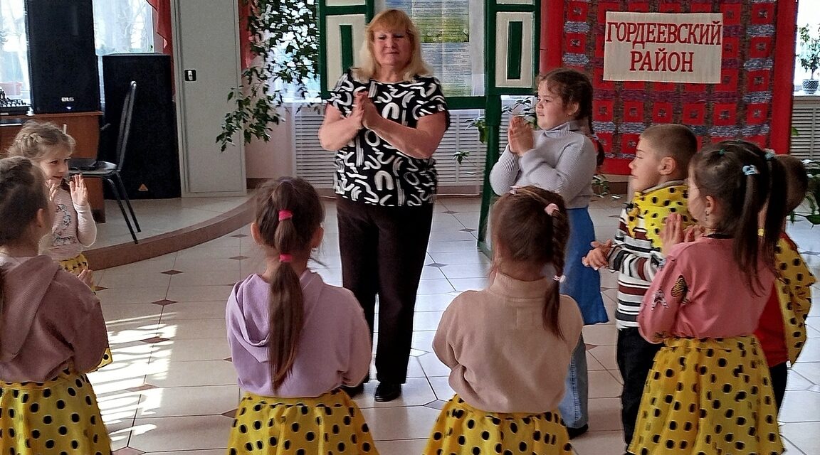 В Гордеевском РДК устроили весёлый праздник в честь Дня смеха