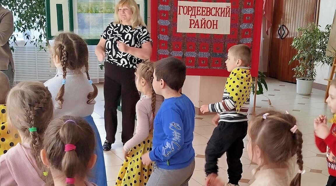 В Гордеевском РДК устроили весёлый праздник в честь Дня смеха