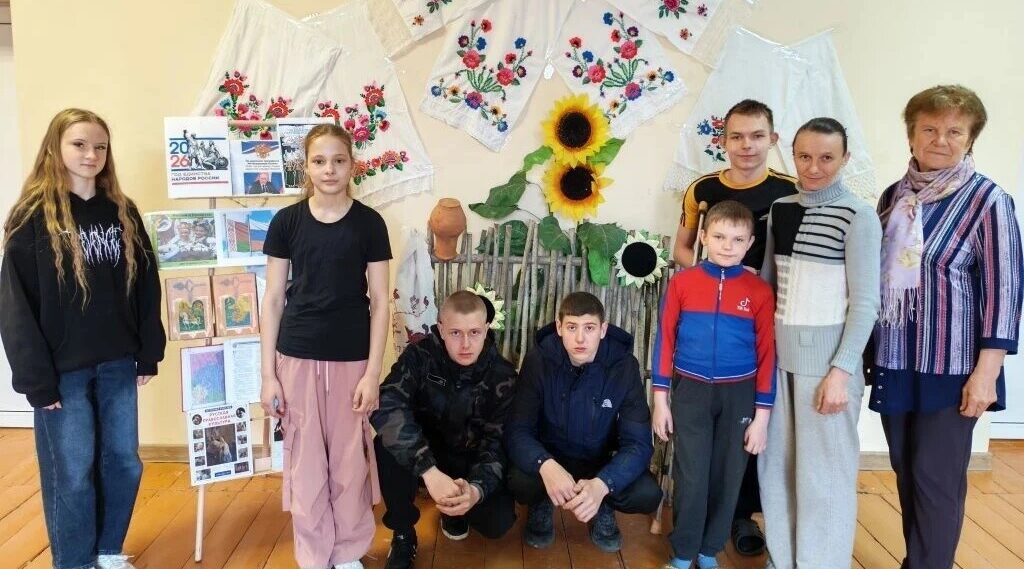 В Петровобудской библиотеке прошел информационно-познавательный час «Мы братья-славяне»