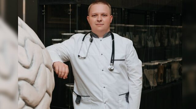 В Клинцовской городской больнице работает молодой врач Роман Боровик участковым терапевтом