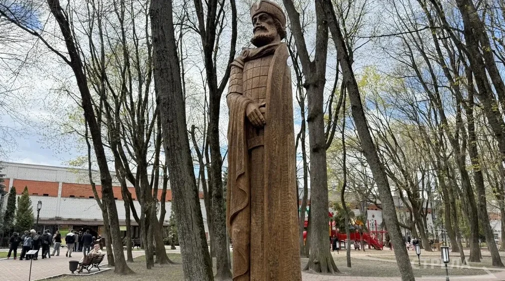 Открыли скульптуру князя Романа Брянского в Брянске
