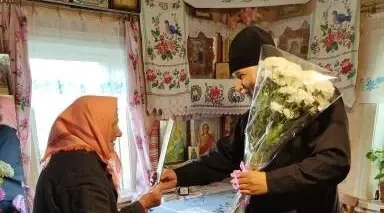 Поздравительный визит в деревню Ямное к одной из старейших прихожанок Пелагее Евфимовне Левша