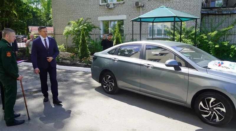 Егор Ковальчук вручил ключи от спецмашины ветерану боевых действий