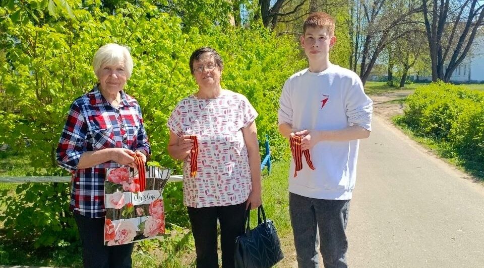 Активисты «Движения первых» Мирнинской школы присоединились к акции «Георгиевская ленточка»
