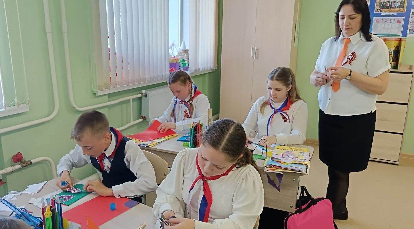 В  Гордеевской школе прошёл мастер-класс по изготовлению открыток