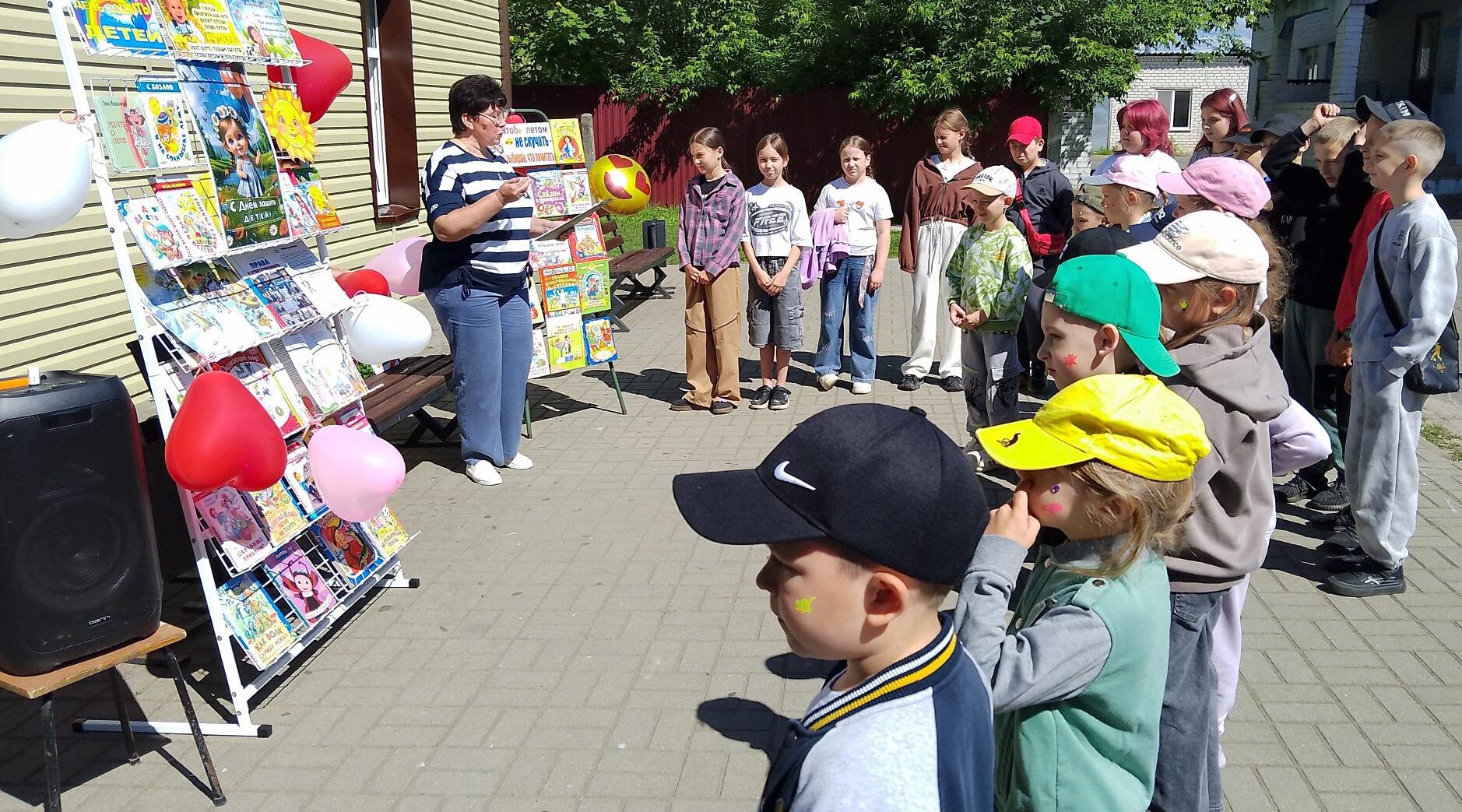 Пусть лето звонкое смеется