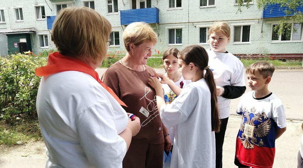 Юные жители Мирного подарили односельчанам символы государственного единства
