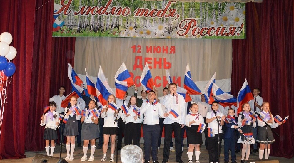 Праздничная концертная программа ко Дню России прошла в Гордеевском районе