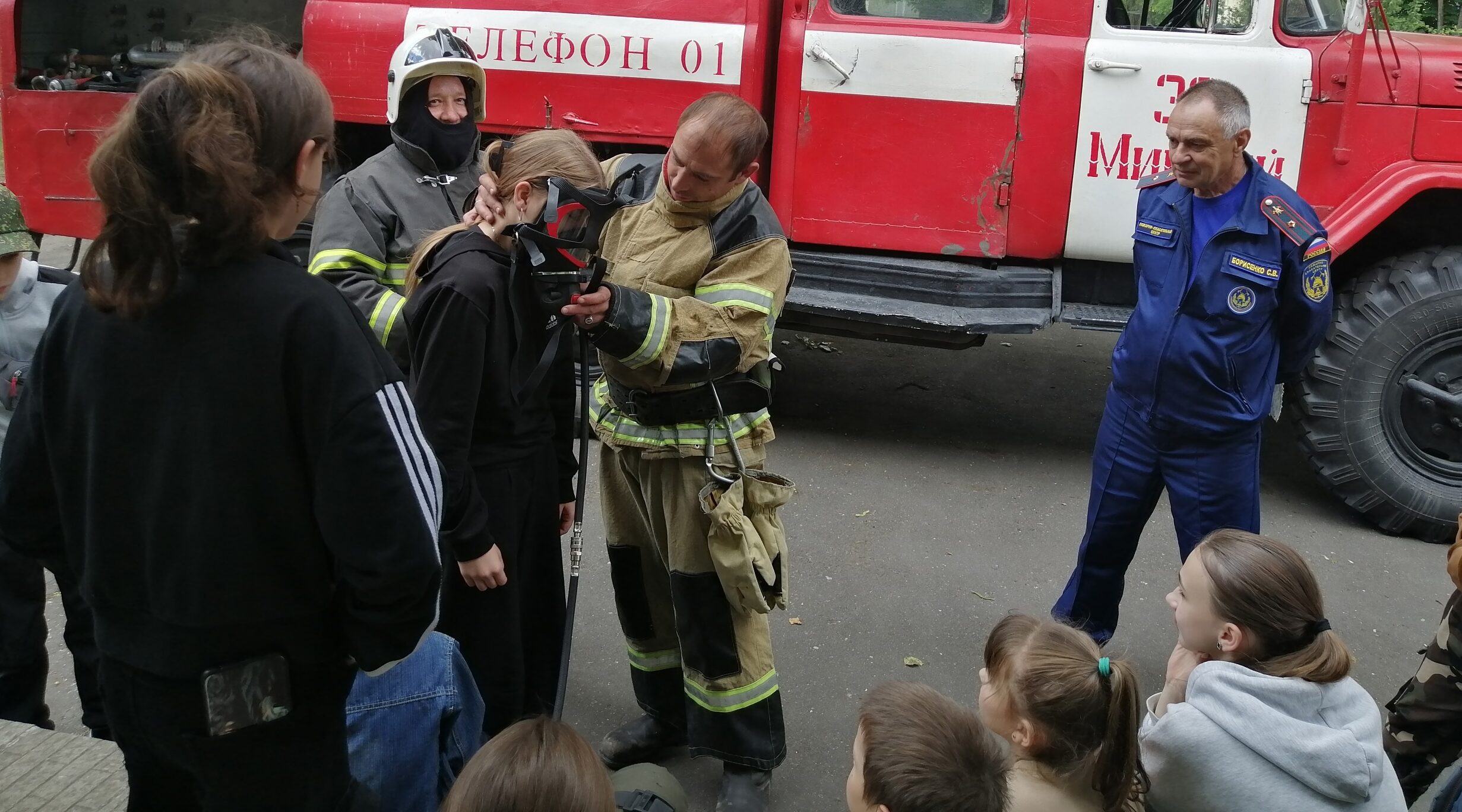 В гостях у будущих спасателей: пожарные в лагере «Радуга»