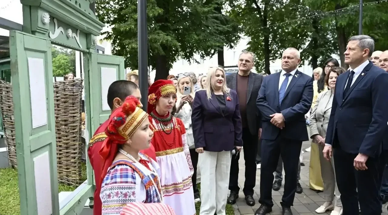 На Брянщине в Майском парке показали сокровища деревянной резьбы