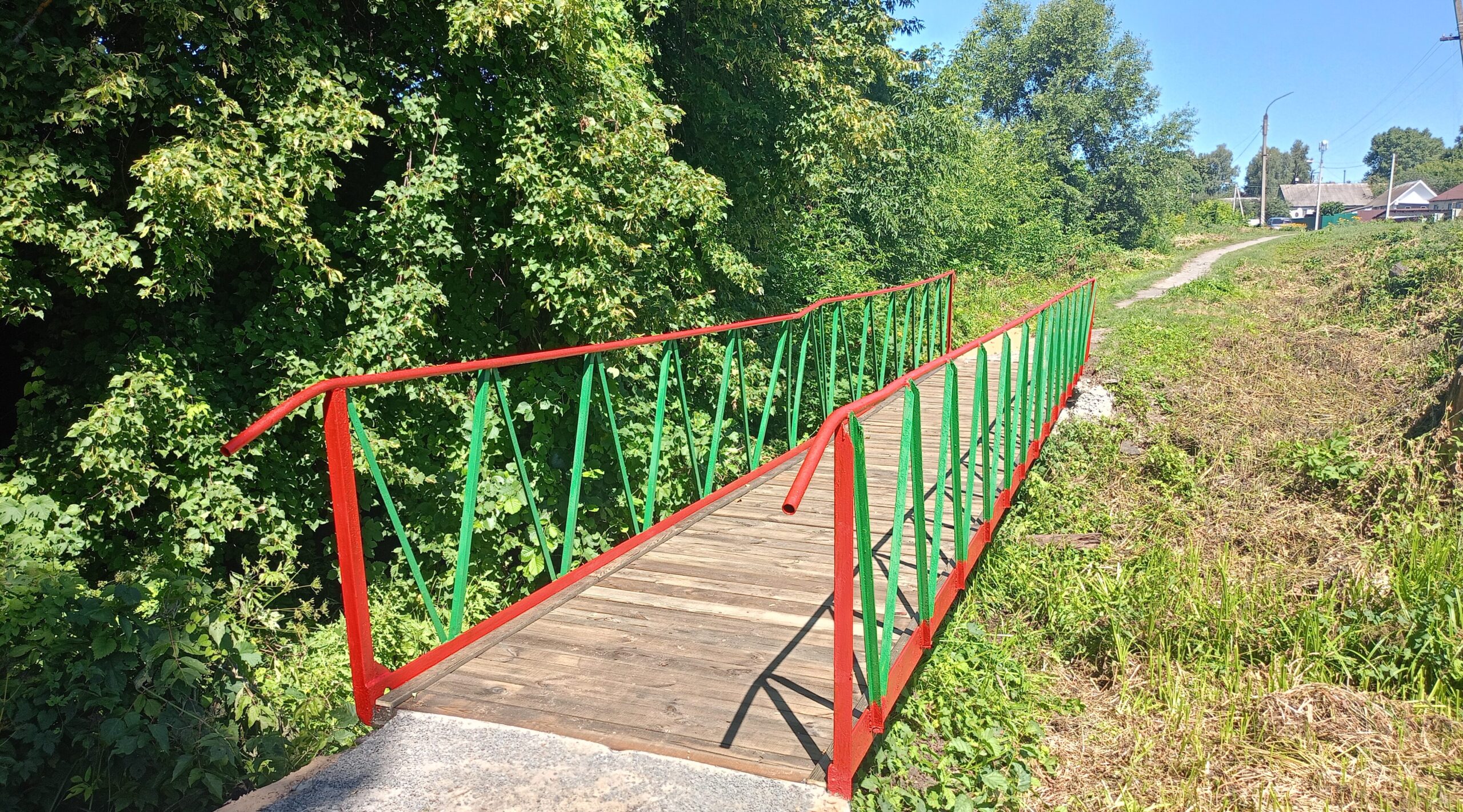 Обновили пешеходный мостик на улице Кирова