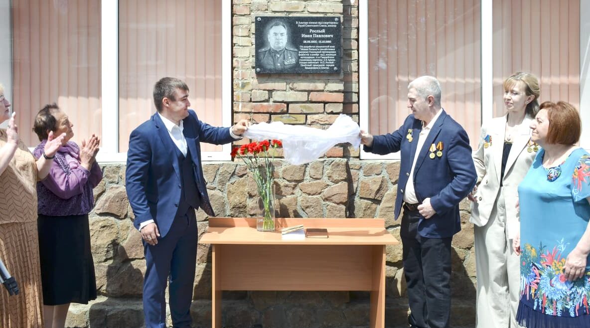 Открыта мемориальная доска в честь уроженца Гордеевского района