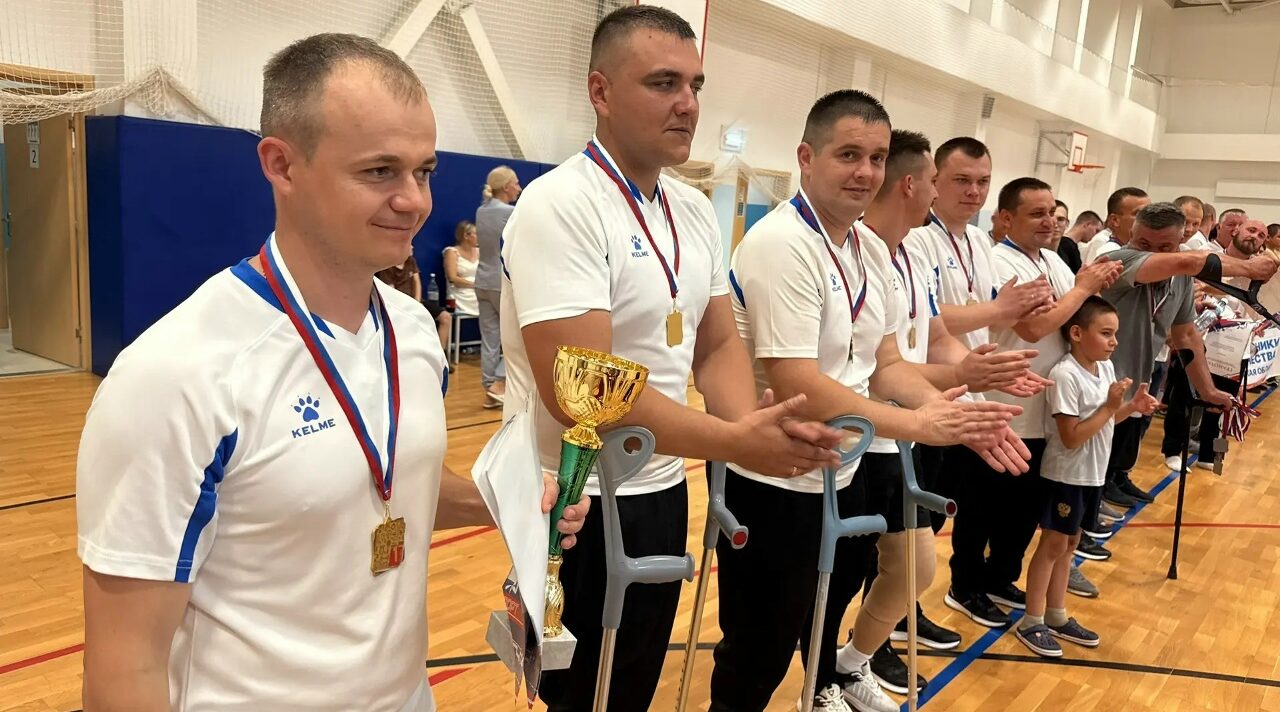 В Клинцах прошёл турнир по волейболу сидя среди тех, кто защищал Родину