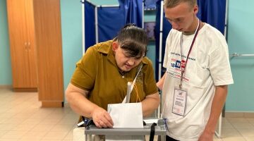 В дни досрочного голосования волонтёры Школы волонтера помогли тем, кто нуждался в поддержке