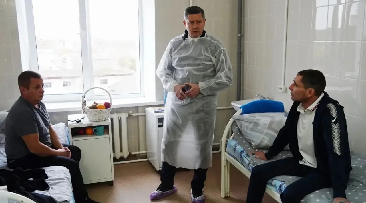 Ковальчук навестил пострадавших при атаке ВСУ на автобус в Брянской области