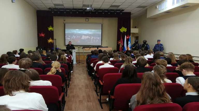 Сотрудники Росгвардии провели патриотическое мероприятие для школьников в Брянске