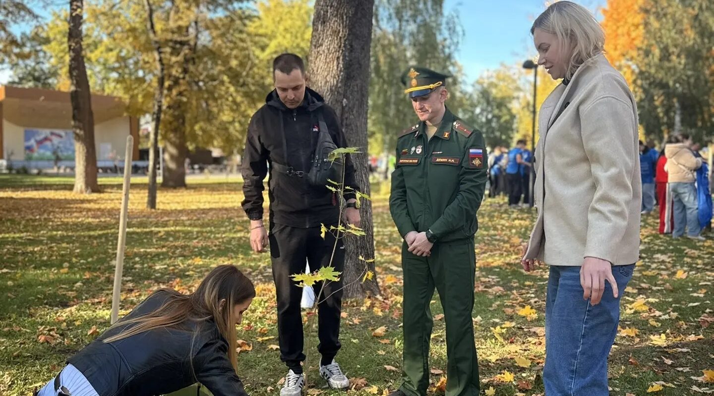 Ветераны СВО высадили деревья в Майском парке