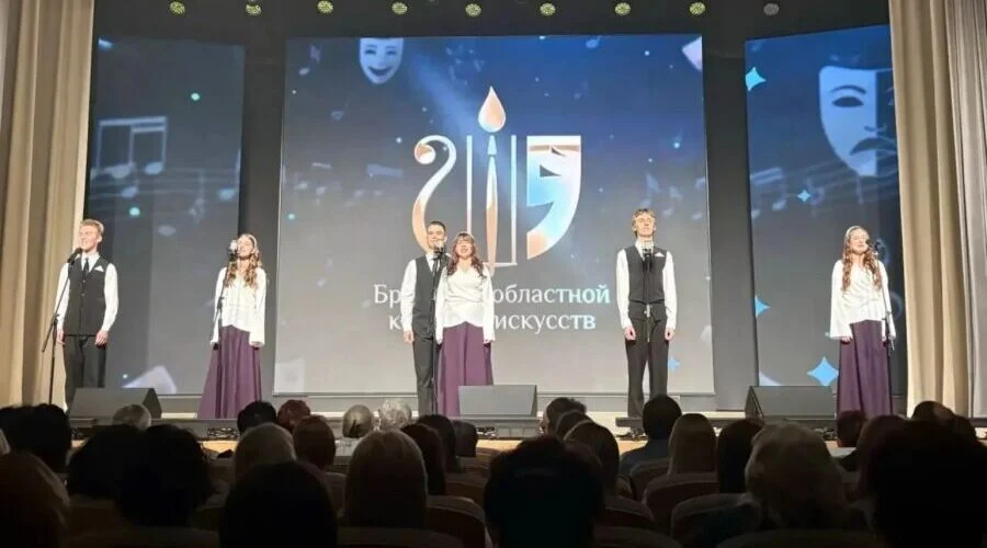 Глава Брянщины поздравил с 65-летием отделение областного колледжа искусств