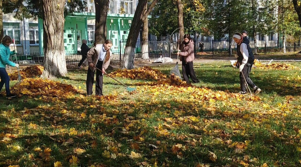 Субботник  в Мирнинской  школе: сделано с душой