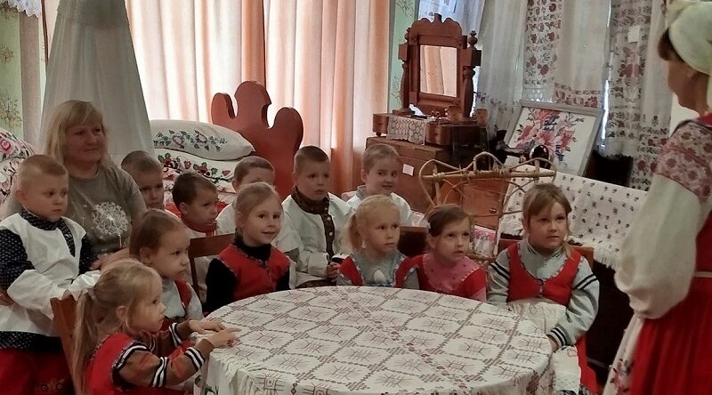 Приобщать детей к истокам русской культуры необходимо с детства